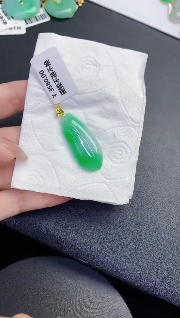 颈饰18K金镶嵌翡翠缅甸天然翡翠a货