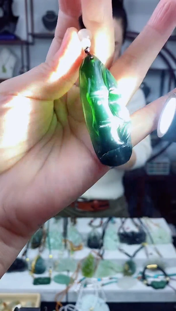 未镶嵌岫玉颈饰1