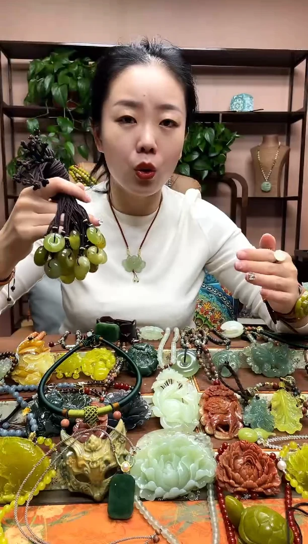 未镶嵌岫玉吊坠多样性发货发其中之一