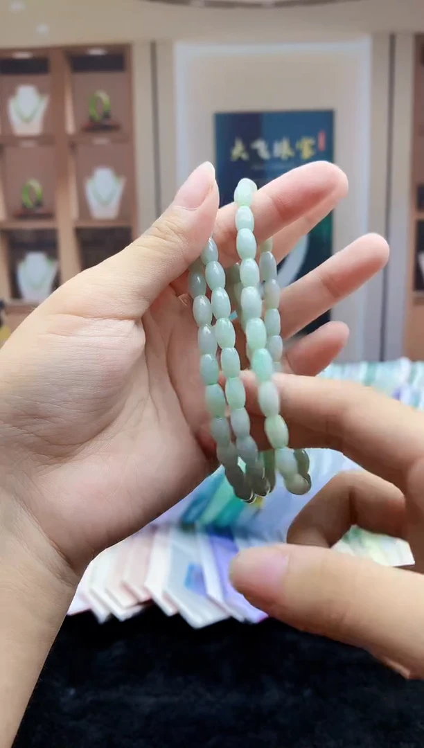 翡翠未镶嵌颈饰多样性发其一