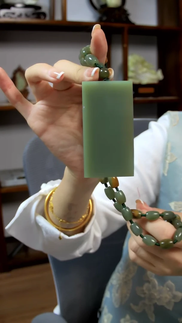 颈饰未镶嵌岫岩河磨玉（透闪石质玉）无事牌