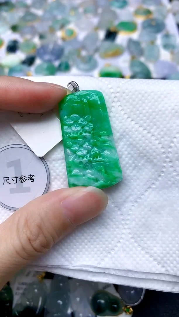 颈饰18K金镶嵌翡翠天然A货翡翠