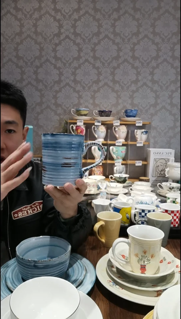 陶瓷蓝色浮雕手绘水杯一个