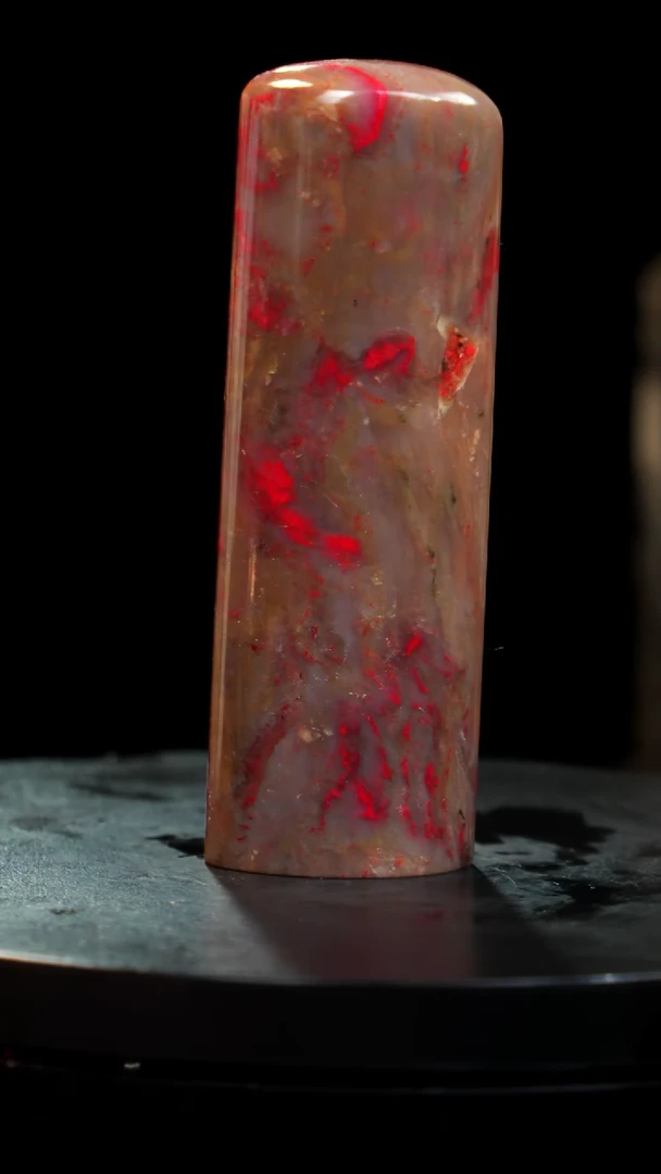 鸡血石牛角冻鸡血石