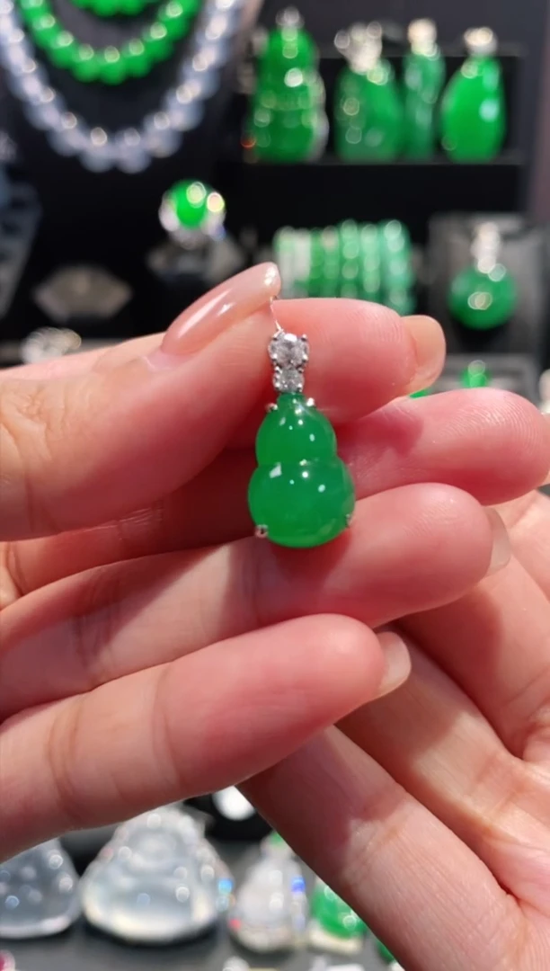 颈饰18K金镶嵌翡翠葫芦吊坠5100912