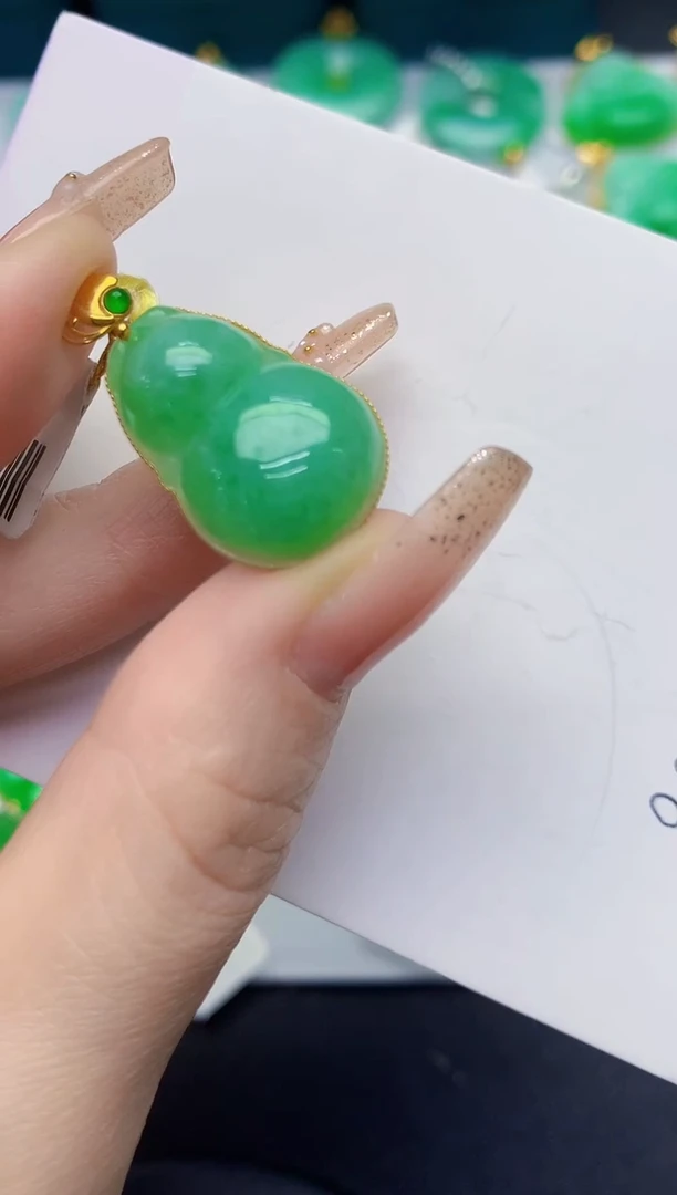 颈饰18K金镶嵌翡翠缅甸天然翡翠A货