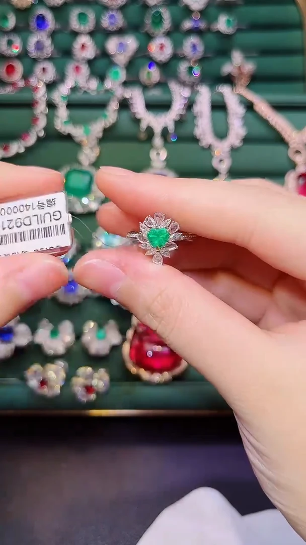 18K金镶嵌戒指祖母绿0.58克拉