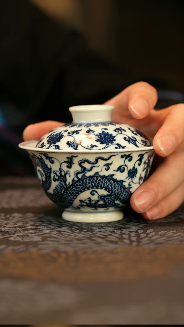 中式仿明青花龙穿缠枝莲盖碗
