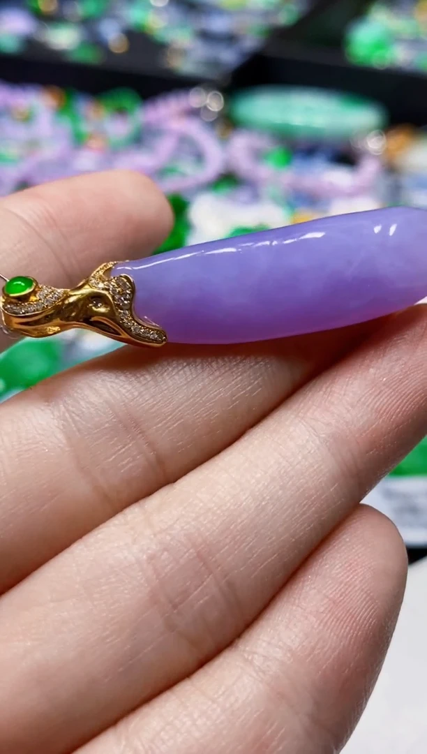 颈饰18K金镶嵌翡翠瓜