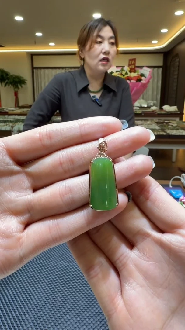 颈饰18K金镶嵌和田玉挂件