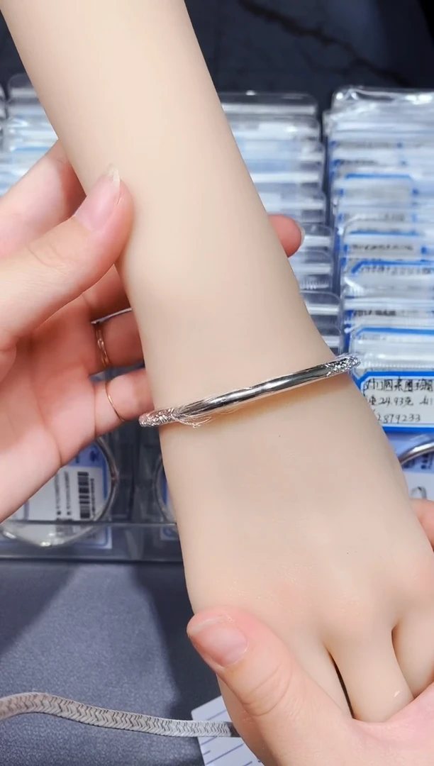 无足银祥云纹手镯