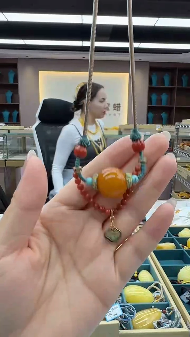 琥珀颈饰未镶嵌131秒拍号 假一罚三