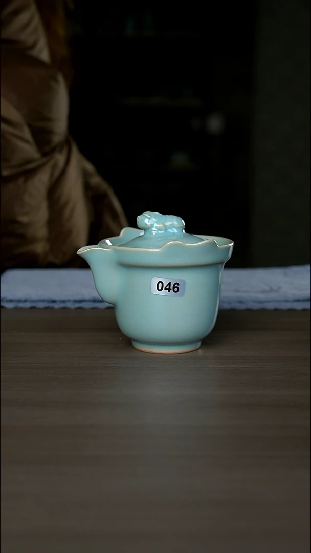 【闪购商品】杯046号天青貔貅手抓壶微瑕不开片
