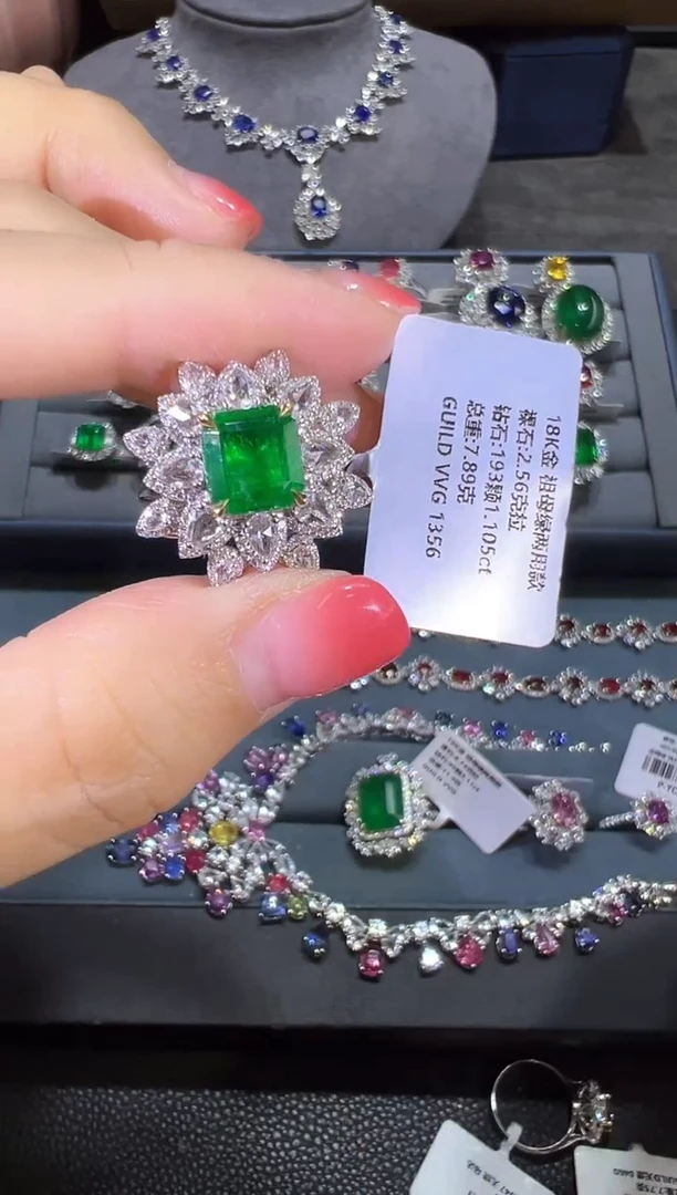 戒指18K金镶嵌祖母绿戒指