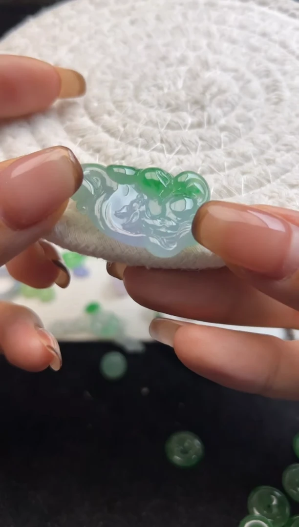 未镶嵌定制翡翠春彩九尾狐6800