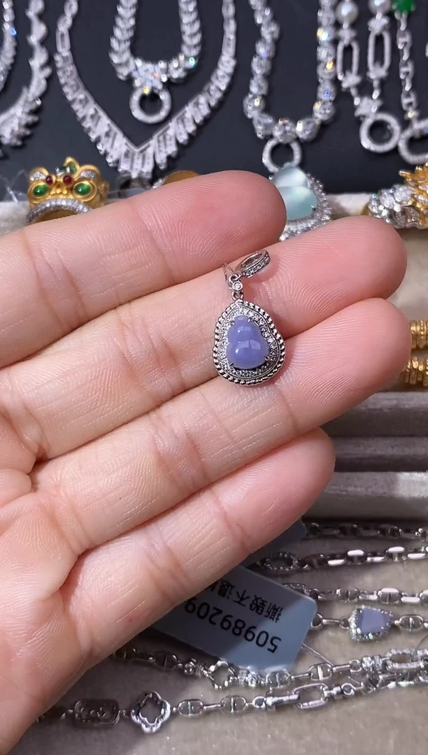 颈饰18K金镶嵌翡翠吊坠