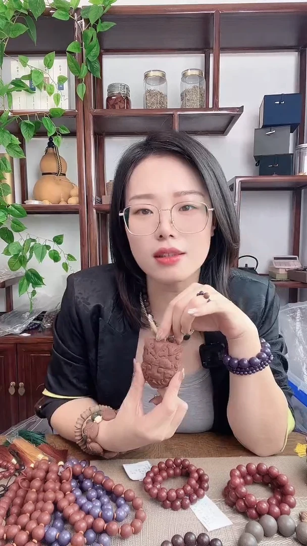 泥塑红麝香方的牛头百兽脖挂