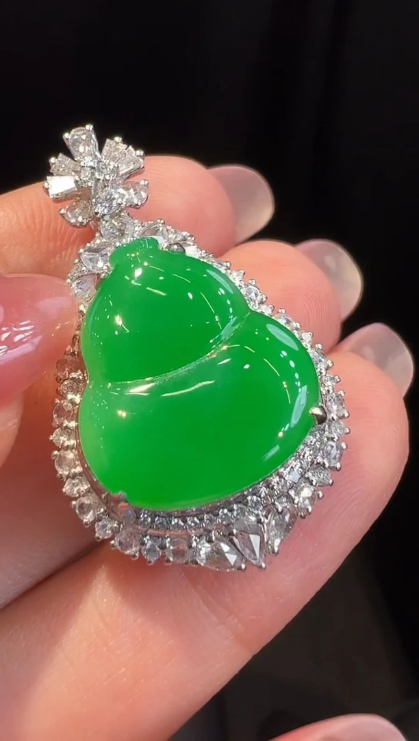 颈饰18K金镶嵌翡翠吊坠