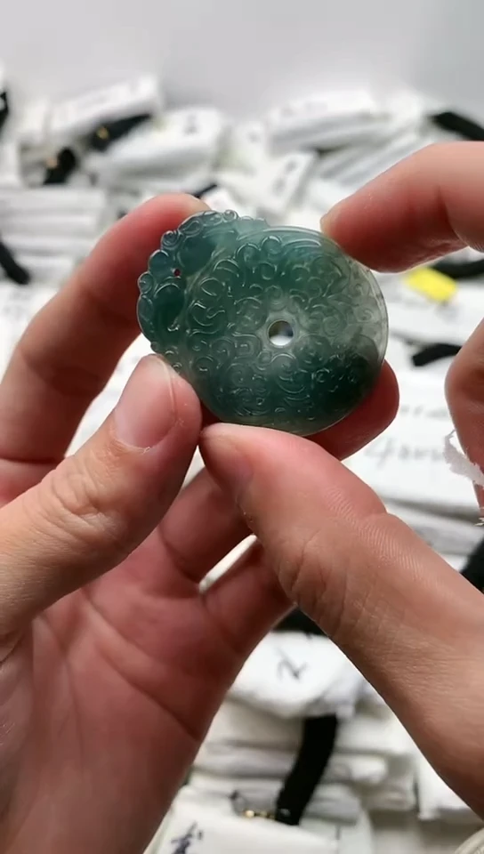 翡翠未镶嵌颈饰平安扣