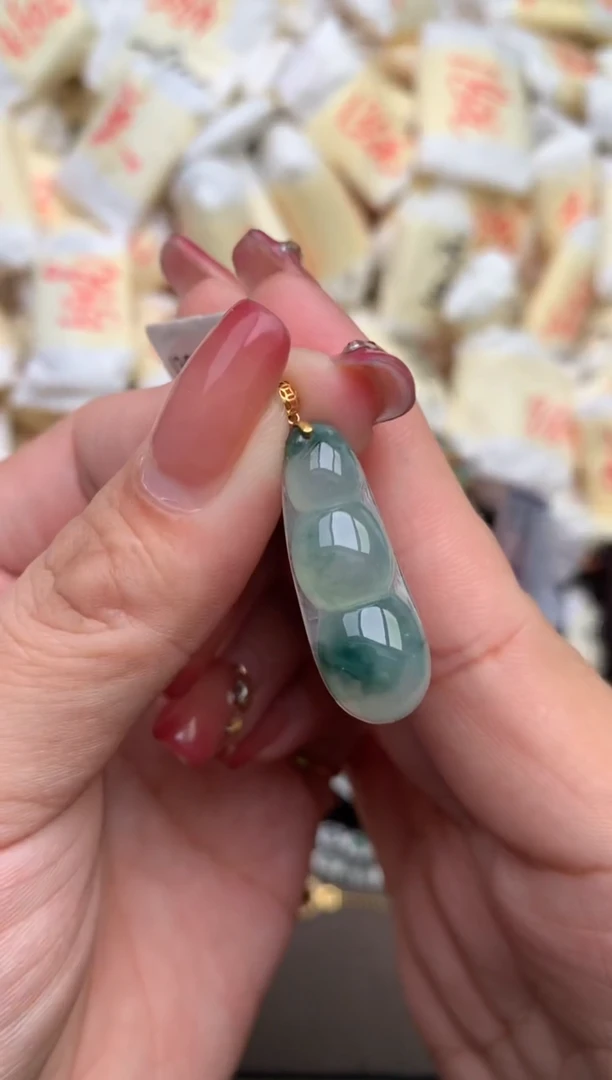 翡翠挂件18K金镶嵌—