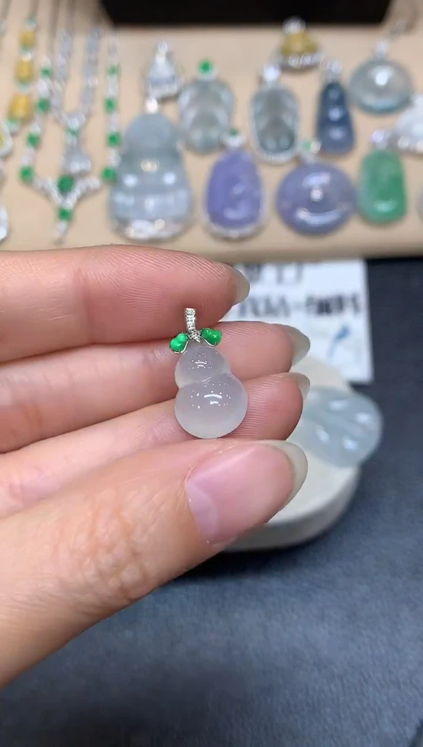 颈饰18K金镶嵌翡翠葫芦【无服务费