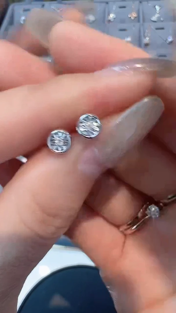【闪购商品】钻石耳饰18K金镶嵌耳钉