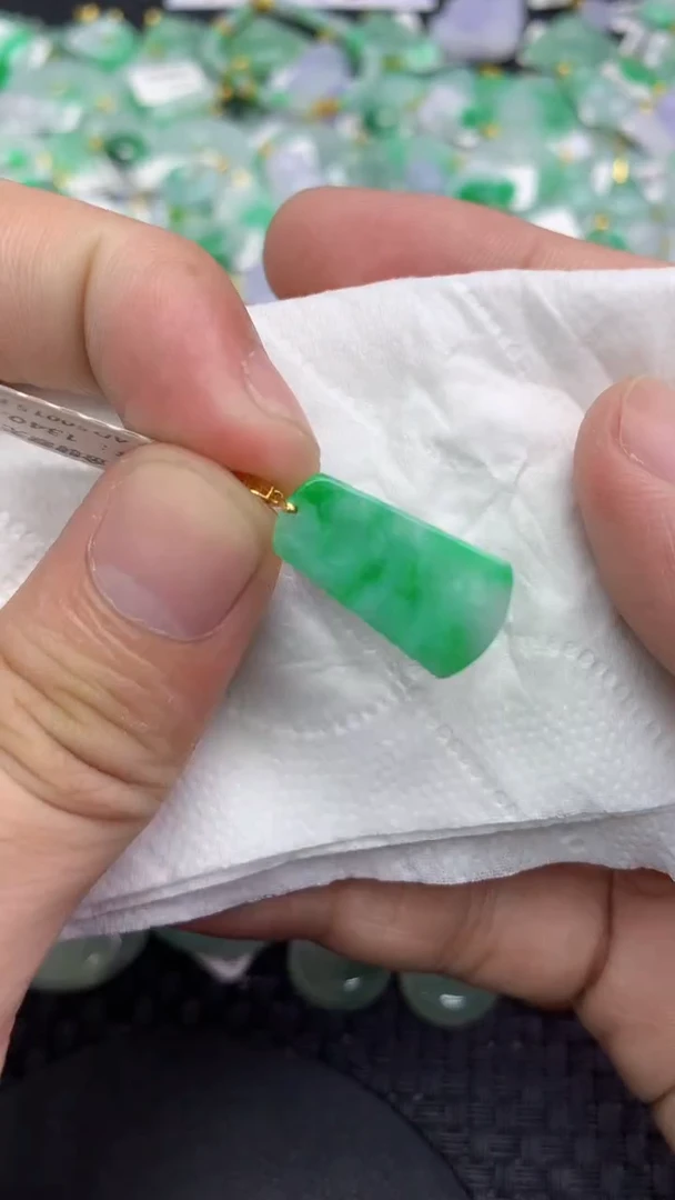 翡翠18K金镶嵌颈饰1111111111