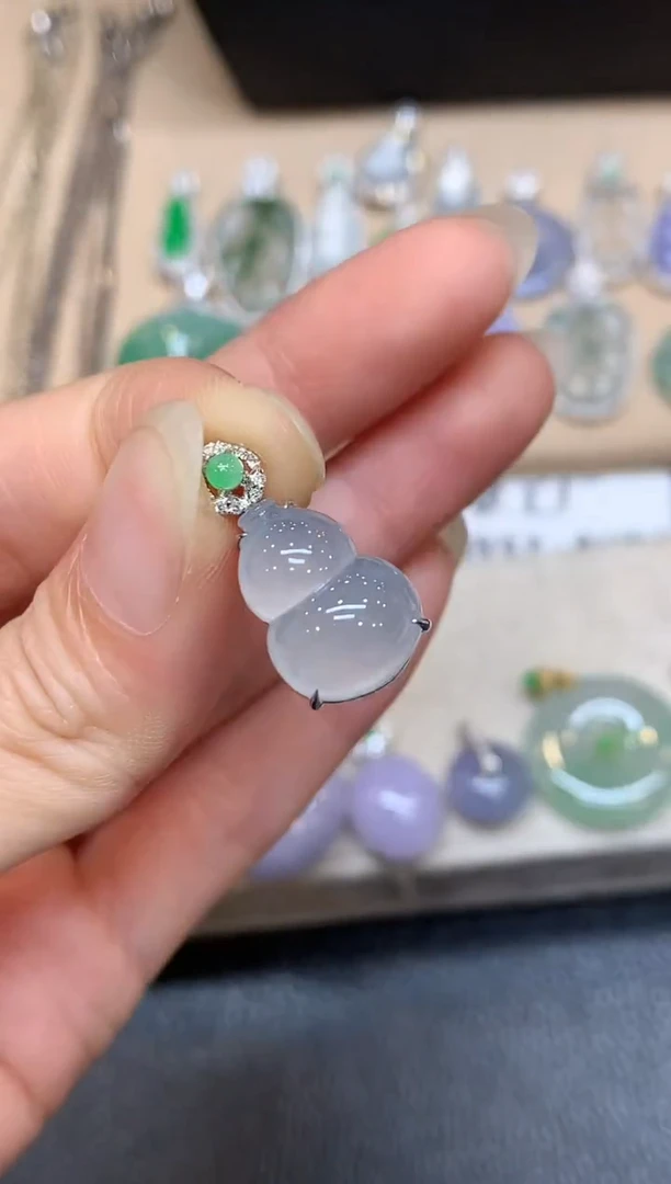 颈饰18K金镶嵌翡翠葫芦【无服务费