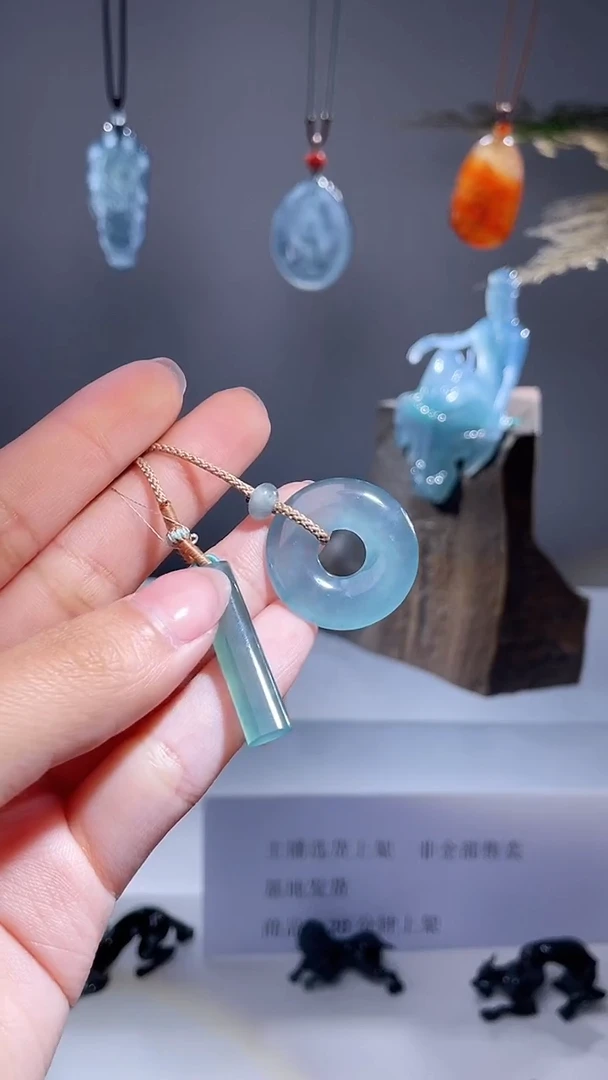 颈饰未镶嵌翡翠平安扣