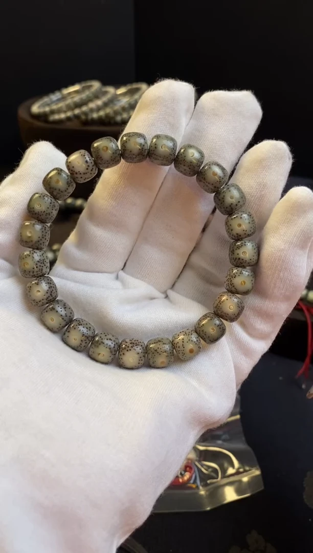 星月菩提手串10×9绿糯凤眼留白