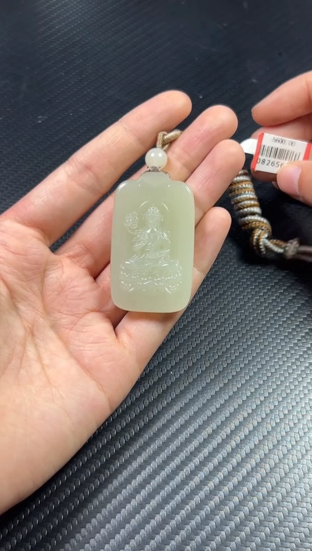 和田玉未镶嵌吊坠(赠链)需****我且末微色差迪克兰吊坠一细
