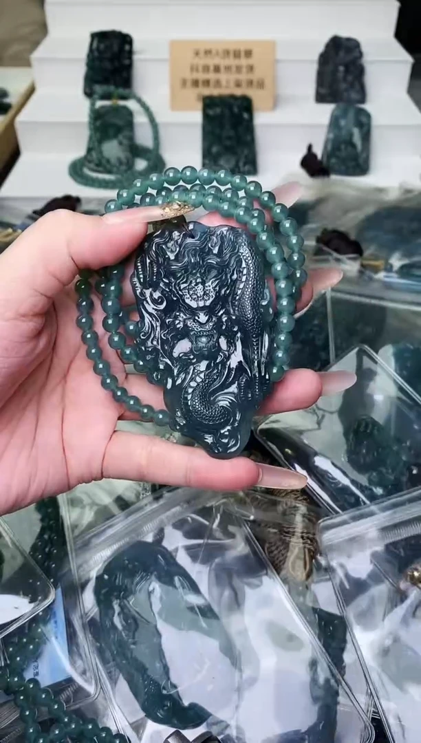 颈饰未镶嵌翡翠