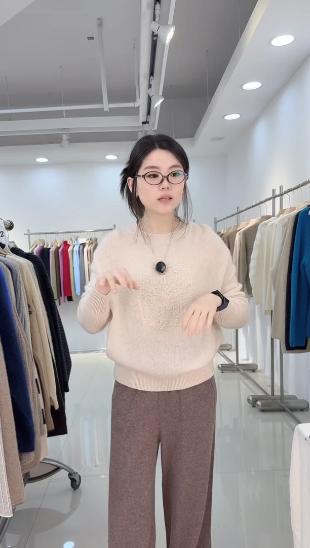 060山羊绒绣花打底，到手249