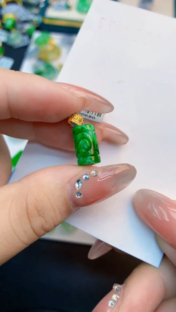 翡翠未镶嵌颈饰1