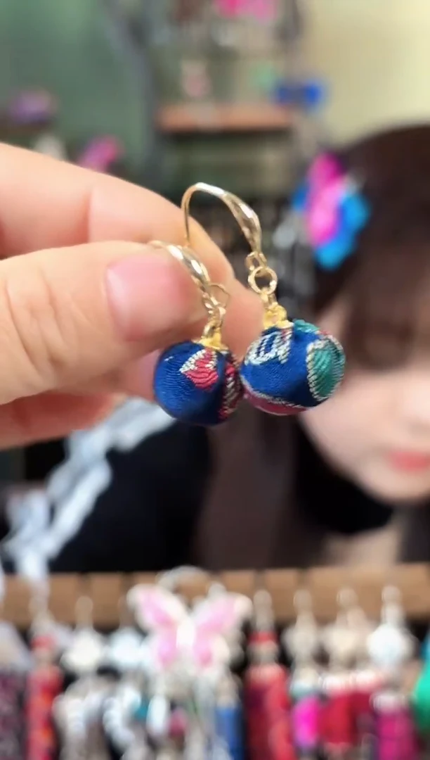 彩云南阁非遗老绣苗银饰品689