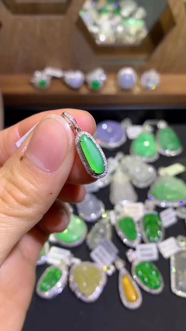 【闪购商品】翡翠吊坠(不含链)18K金镶嵌吊坠