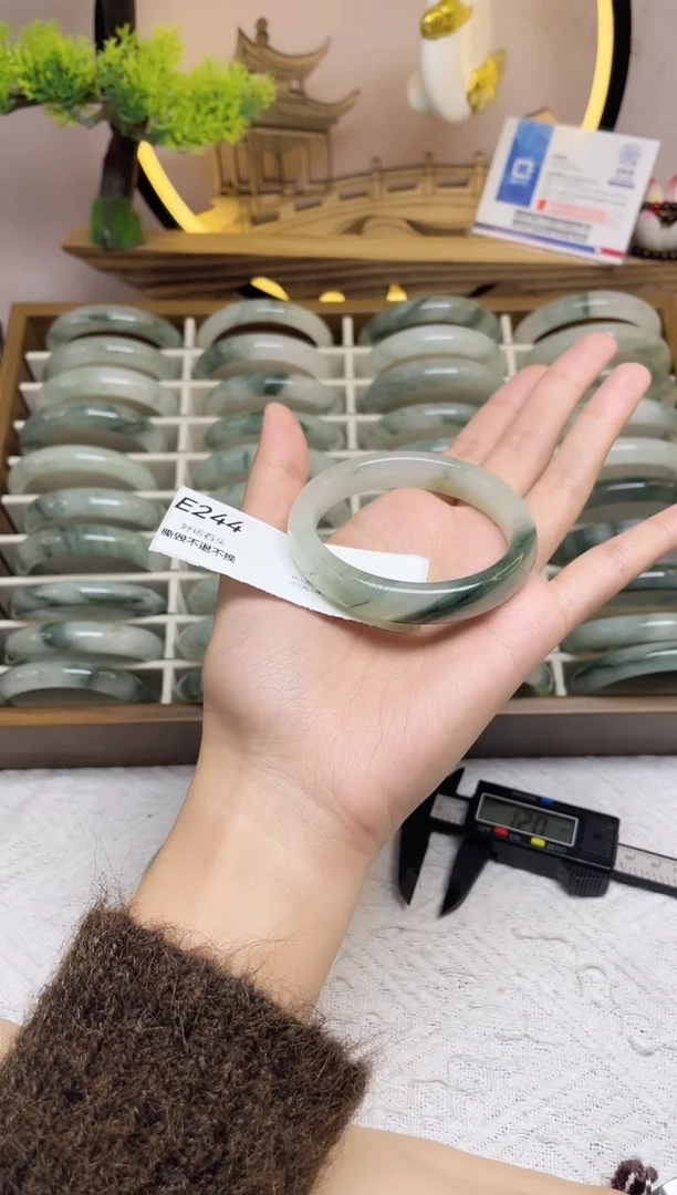 未镶嵌手镯石英质玉瑕E244