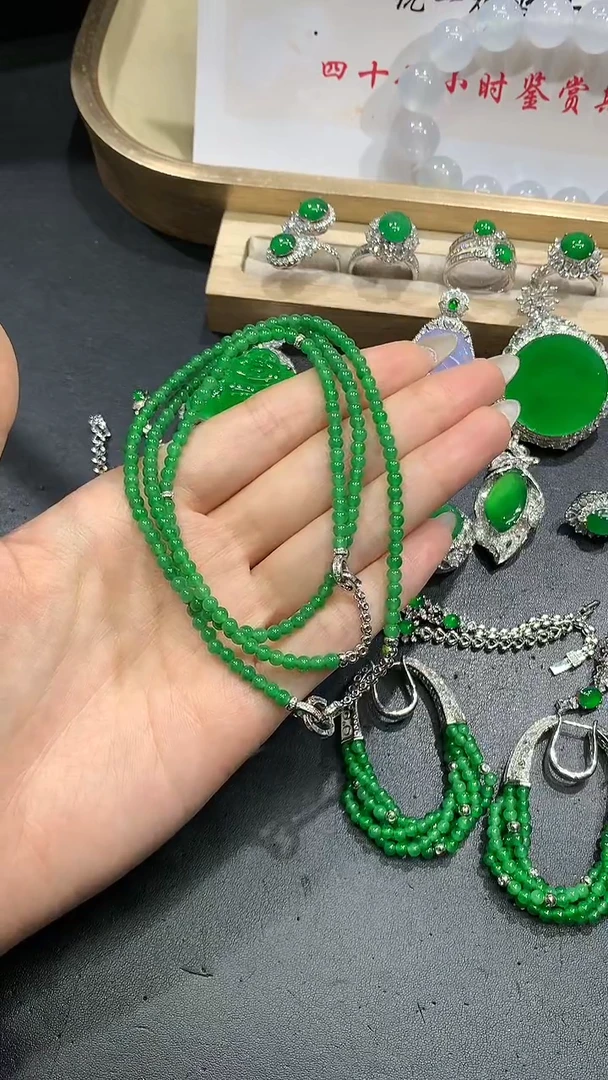 【闪购商品】翡翠手链18K金镶嵌27团购