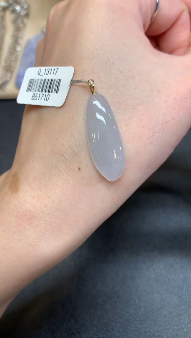 【闪购商品】翡翠颈饰18K金镶嵌福瓜【无服务费】