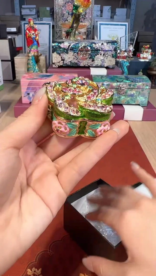 【闪购商品】杯245绿色镂空梅花盒