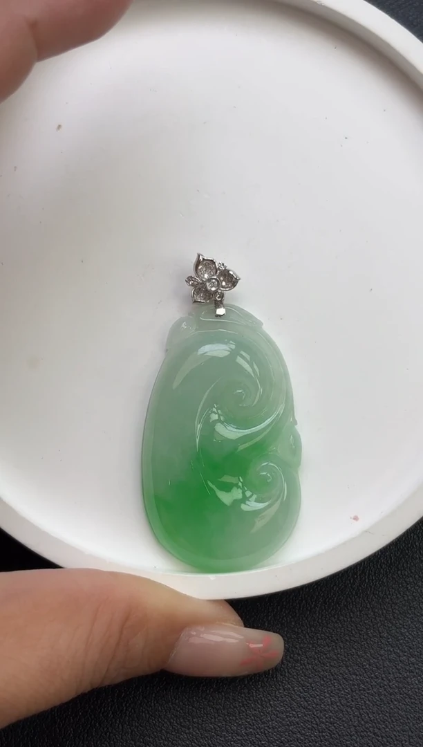 颈饰18K金镶嵌翡翠如意