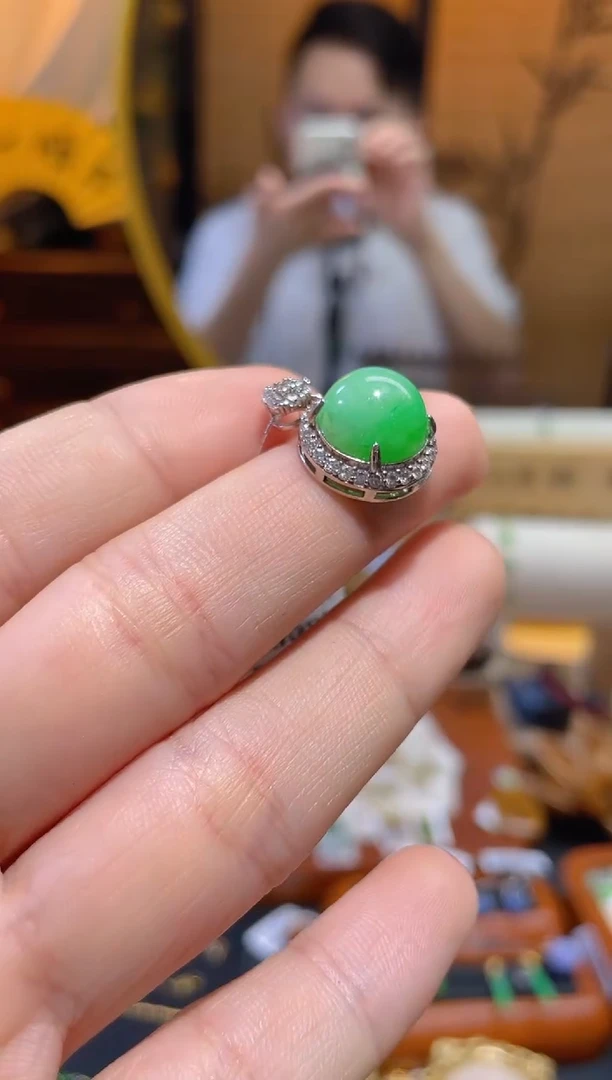 颈饰未镶嵌翡翠蛋面