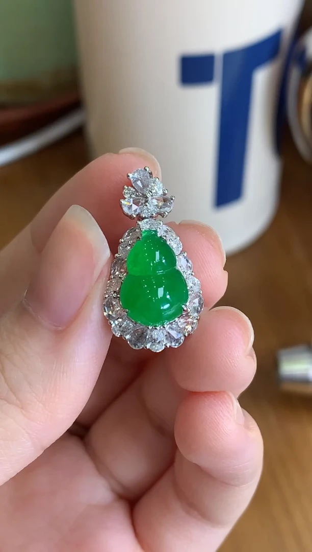 颈饰18K金镶嵌翡翠绿葫芦