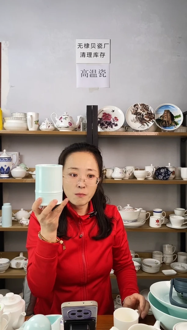 直播间青色微瑕样品笔筒一个