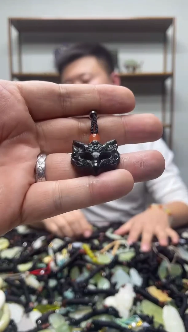 未镶嵌蛇纹石玉吊坠·