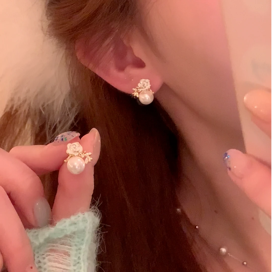 铜合金仿珍珠耳饰 春夏轻奢花朵珠珠耳环女气质高级感耳针耳饰