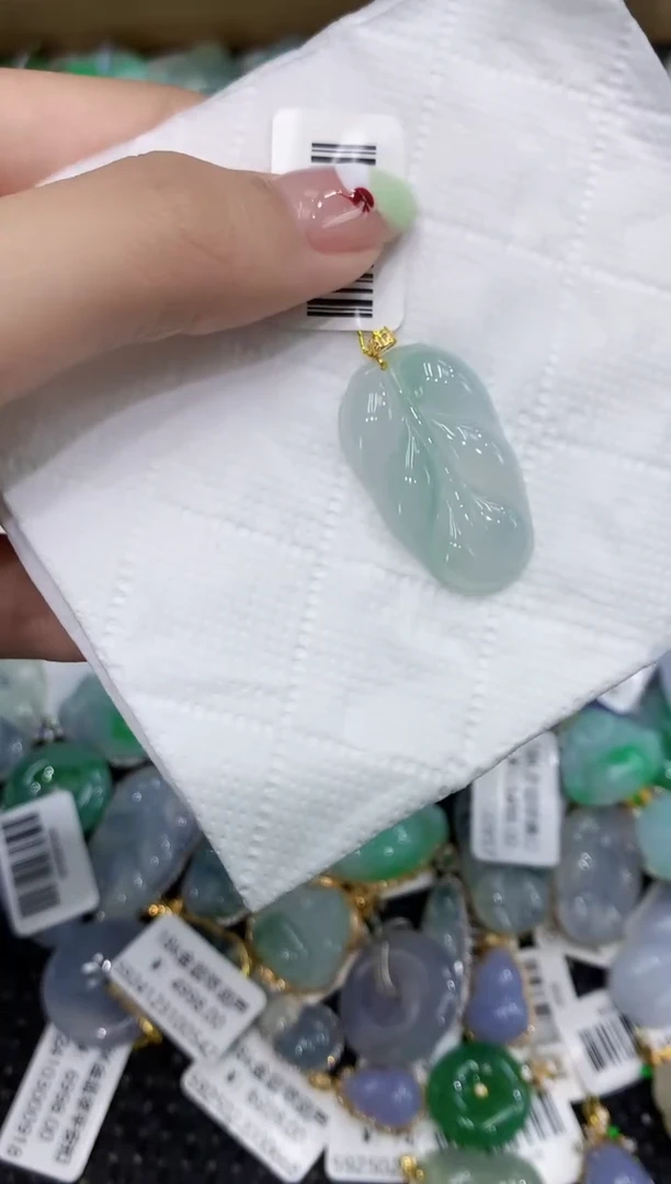 翡翠18K金镶嵌颈饰111111111111