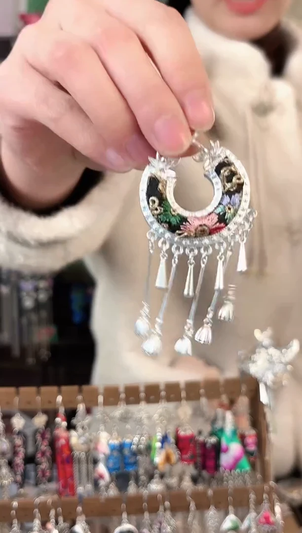 彩云南阁非遗老绣苗银饰品532