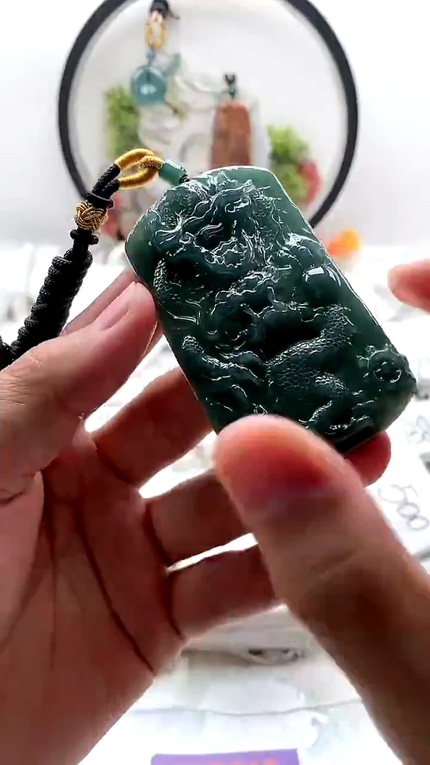 颈饰未镶嵌翡翠龙牌