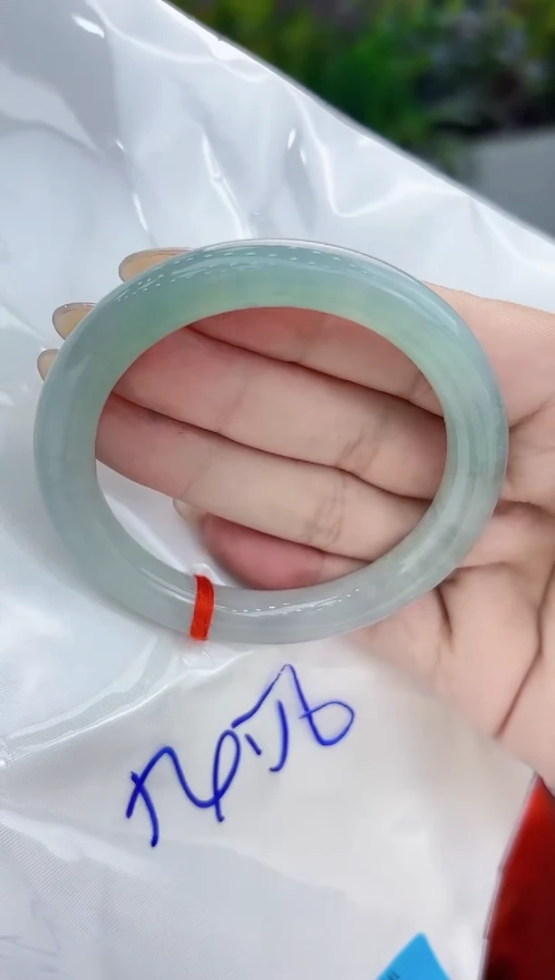 翡翠手镯未镶嵌翡翠手镯